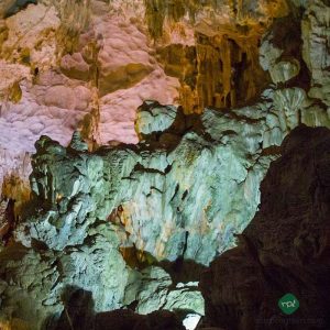 Dragon in Thien cung cave