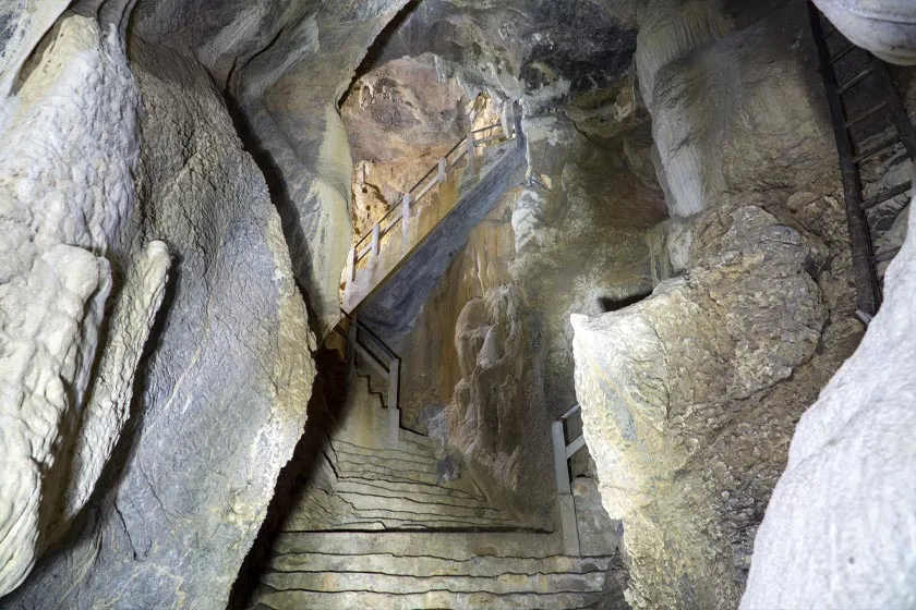 Các bậc thang trong hang Già Vị