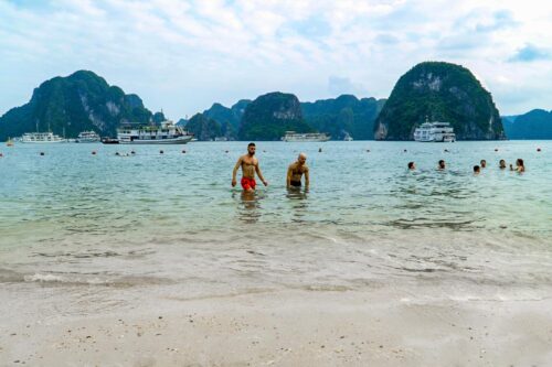 Tắm biển ở bãi biển Titop Hạ Long