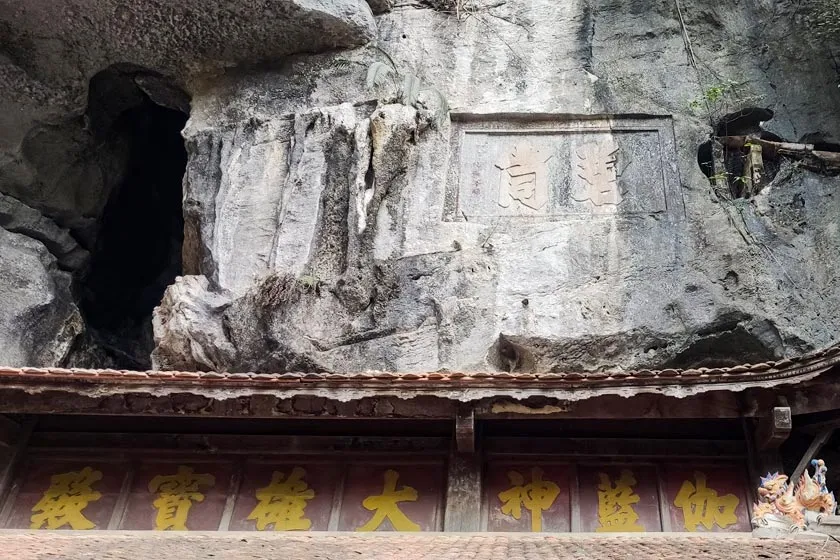 Chữ khắc trên đỉnh chùa Trung chùa Bích Động Ninh Bình