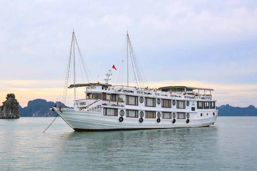 Tàu du lịch Orientail Sails thăm vịnh Bái Tử Long, Hạ Long
