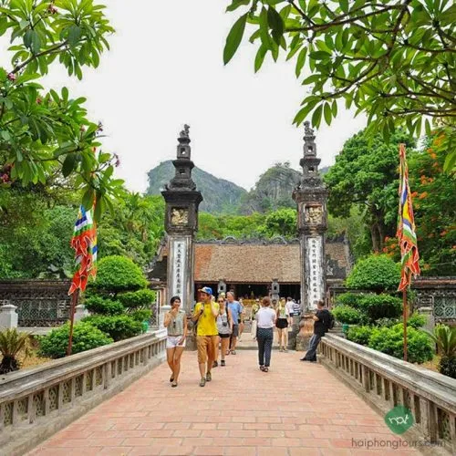 Visit Hoa Lu temple