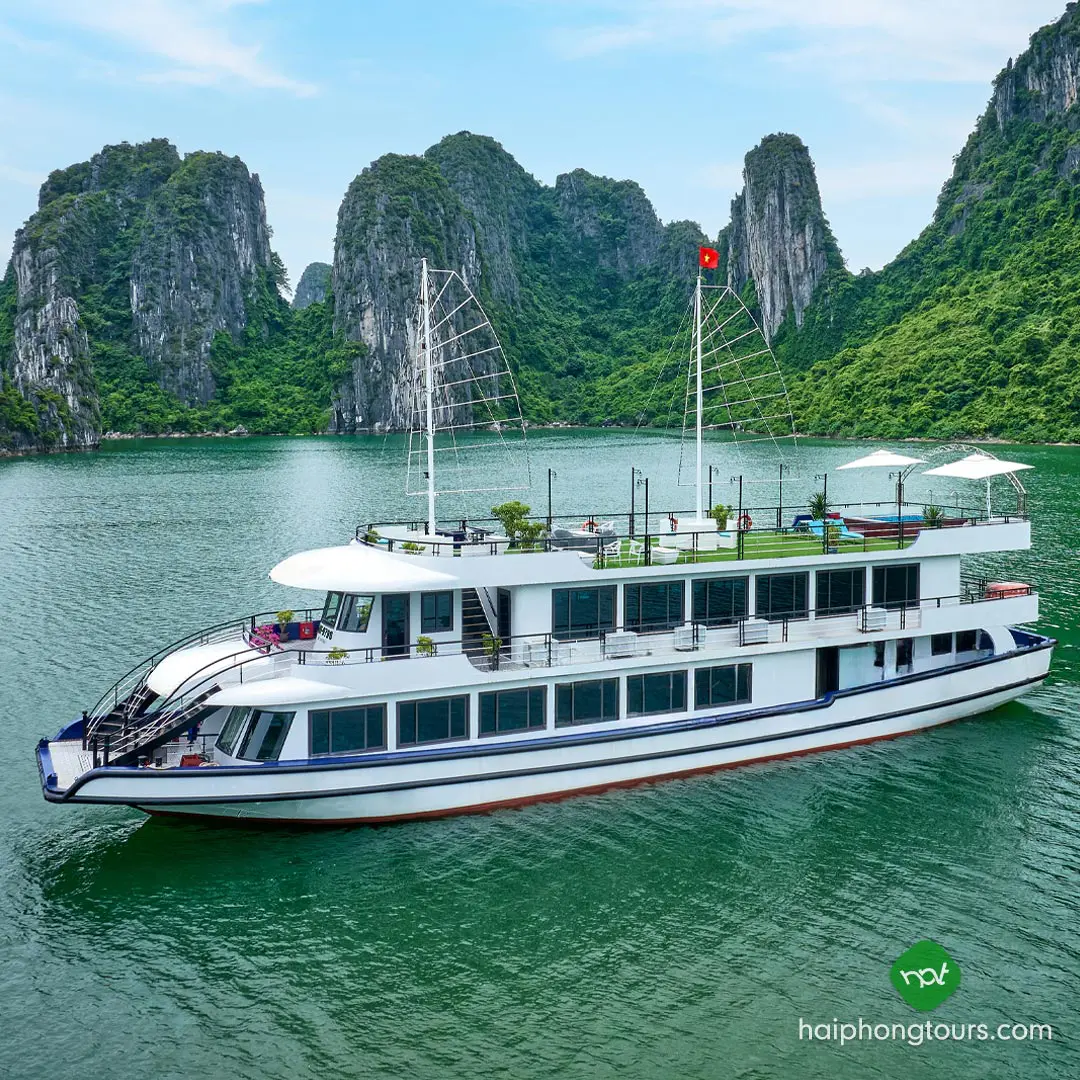 Premium 99-passenger Halong Bay day-tour boat with pool