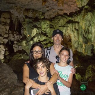 Family in Thien Cung cave