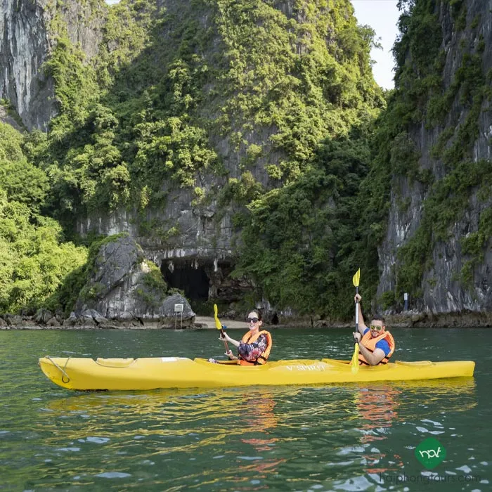 Kayaking at Trinh Nu cave